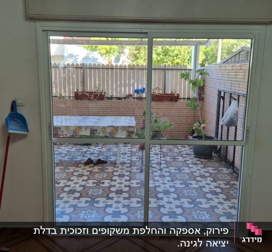 דלת אלומיניום עם חלון זכוכית במרפסת